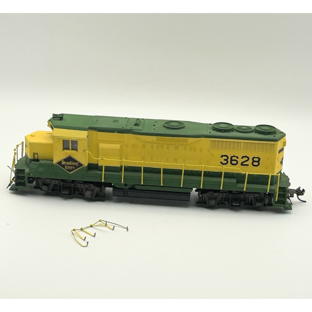 HO Scale Reading Lines 3628 Diesel Locomotive Model Train Untested Parts Repair - Picture 3 of 10